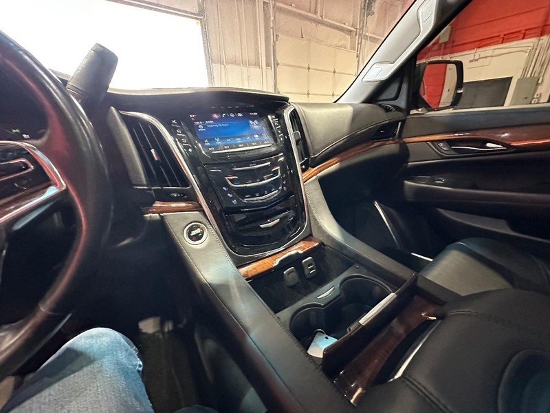 Cadillac Escalade ESV Vehicle Full-screen Gallery Image 24