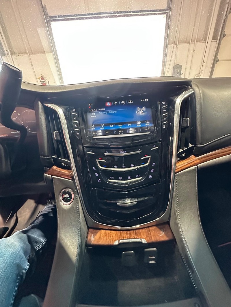 Cadillac Escalade ESV Vehicle Full-screen Gallery Image 25