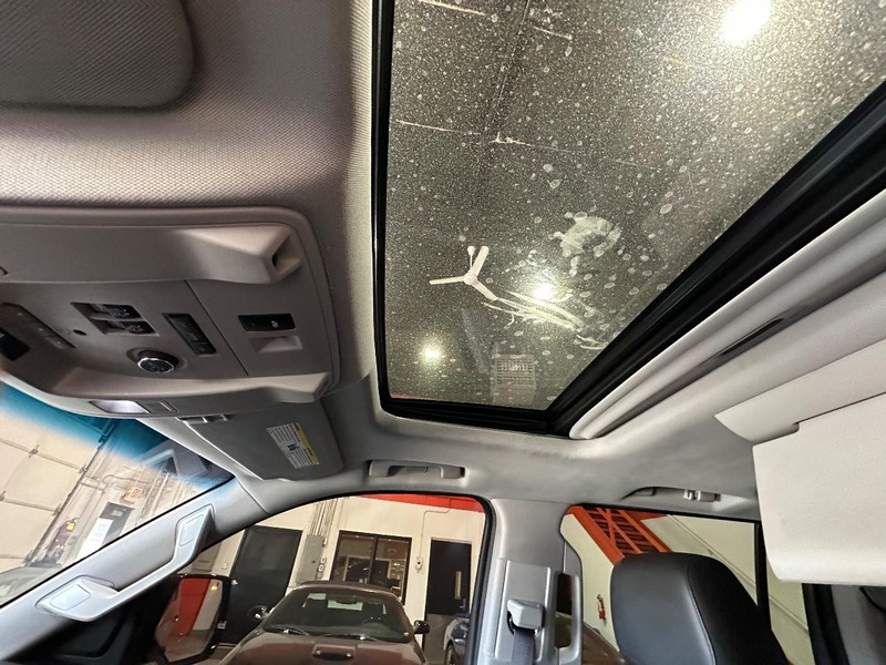 Cadillac Escalade ESV Vehicle Full-screen Gallery Image 26