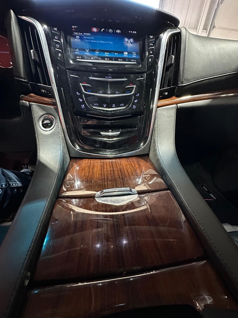 Cadillac Escalade ESV Vehicle Full-screen Gallery Image 27