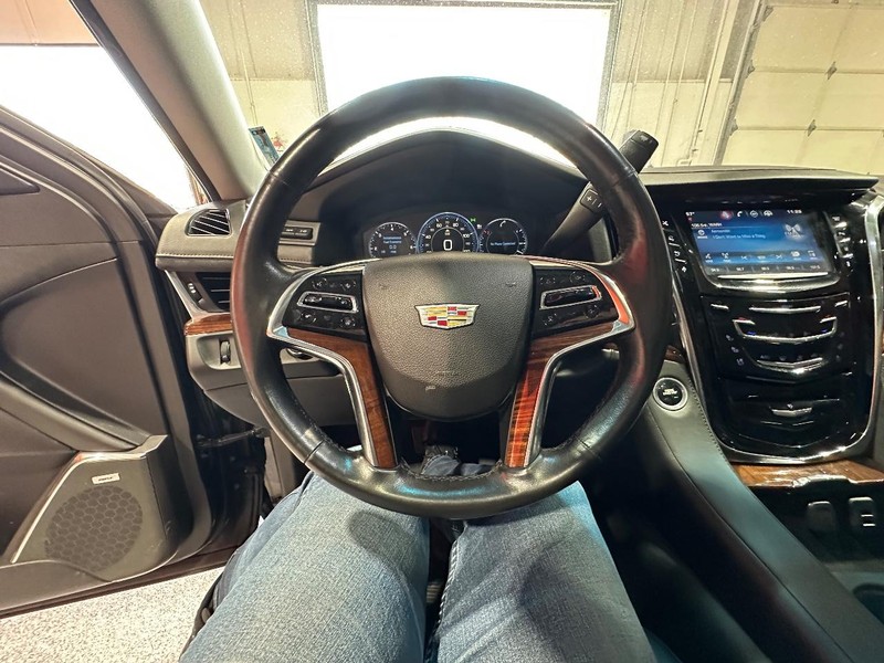 Cadillac Escalade ESV Vehicle Full-screen Gallery Image 28