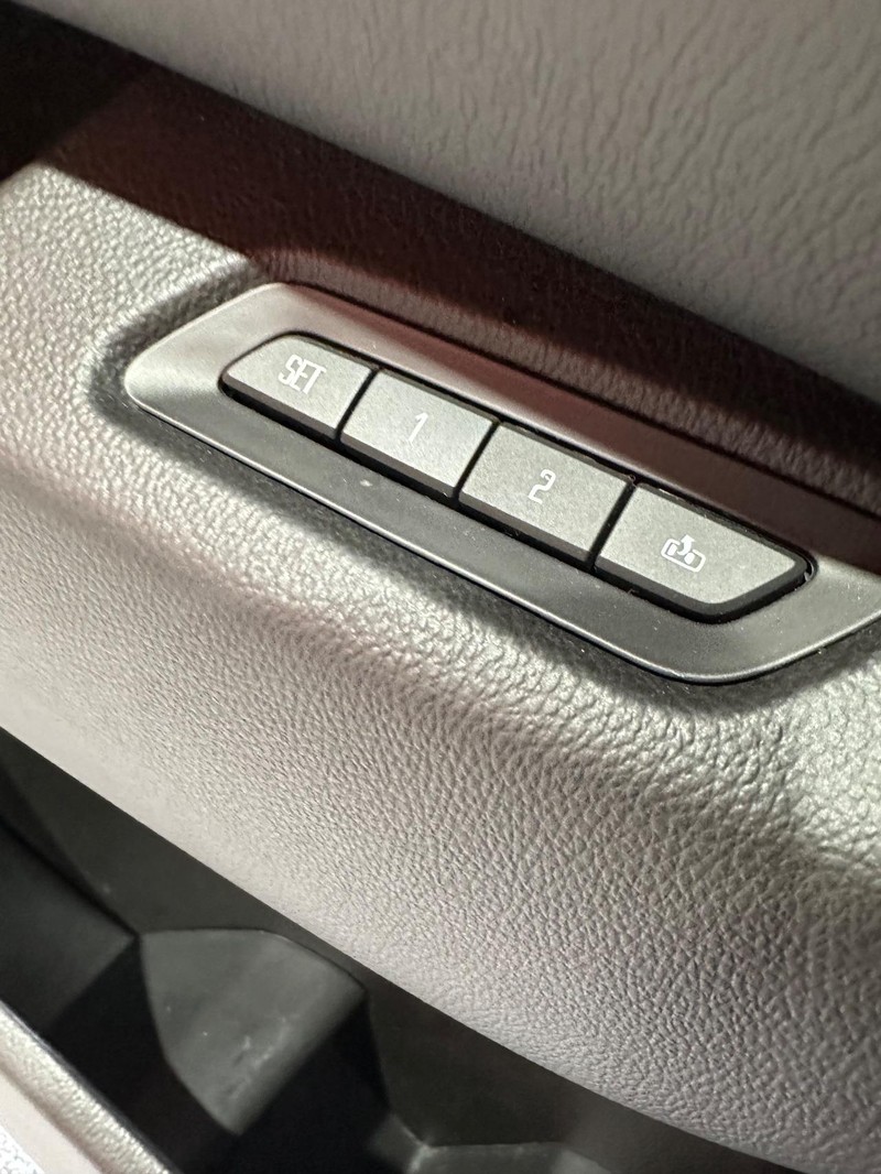 Cadillac Escalade ESV Vehicle Full-screen Gallery Image 30