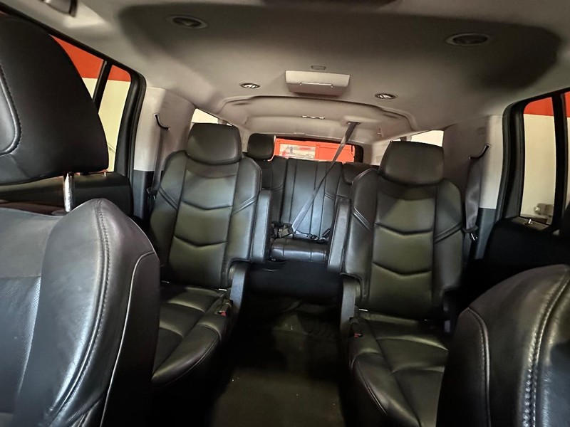 Cadillac Escalade ESV Vehicle Full-screen Gallery Image 32