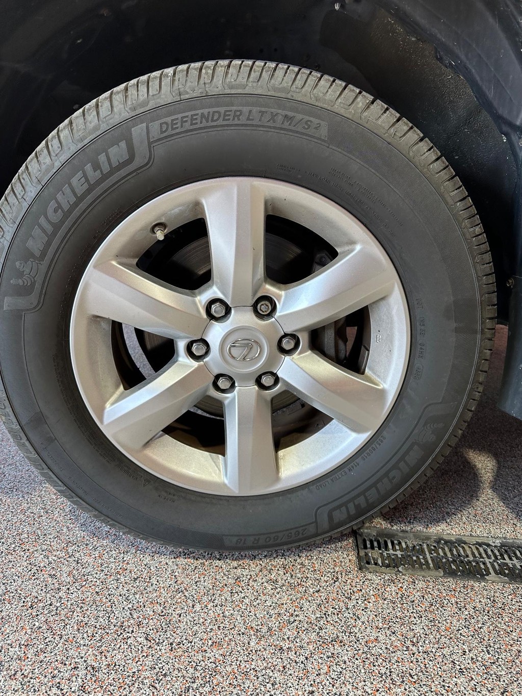 Lexus GX 460 Vehicle Full-screen Gallery Image 9