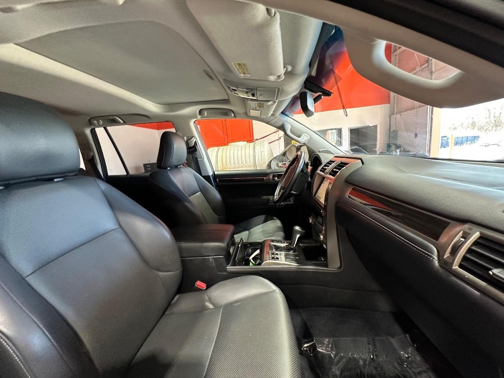 Lexus GX 460 Vehicle Full-screen Gallery Image 18