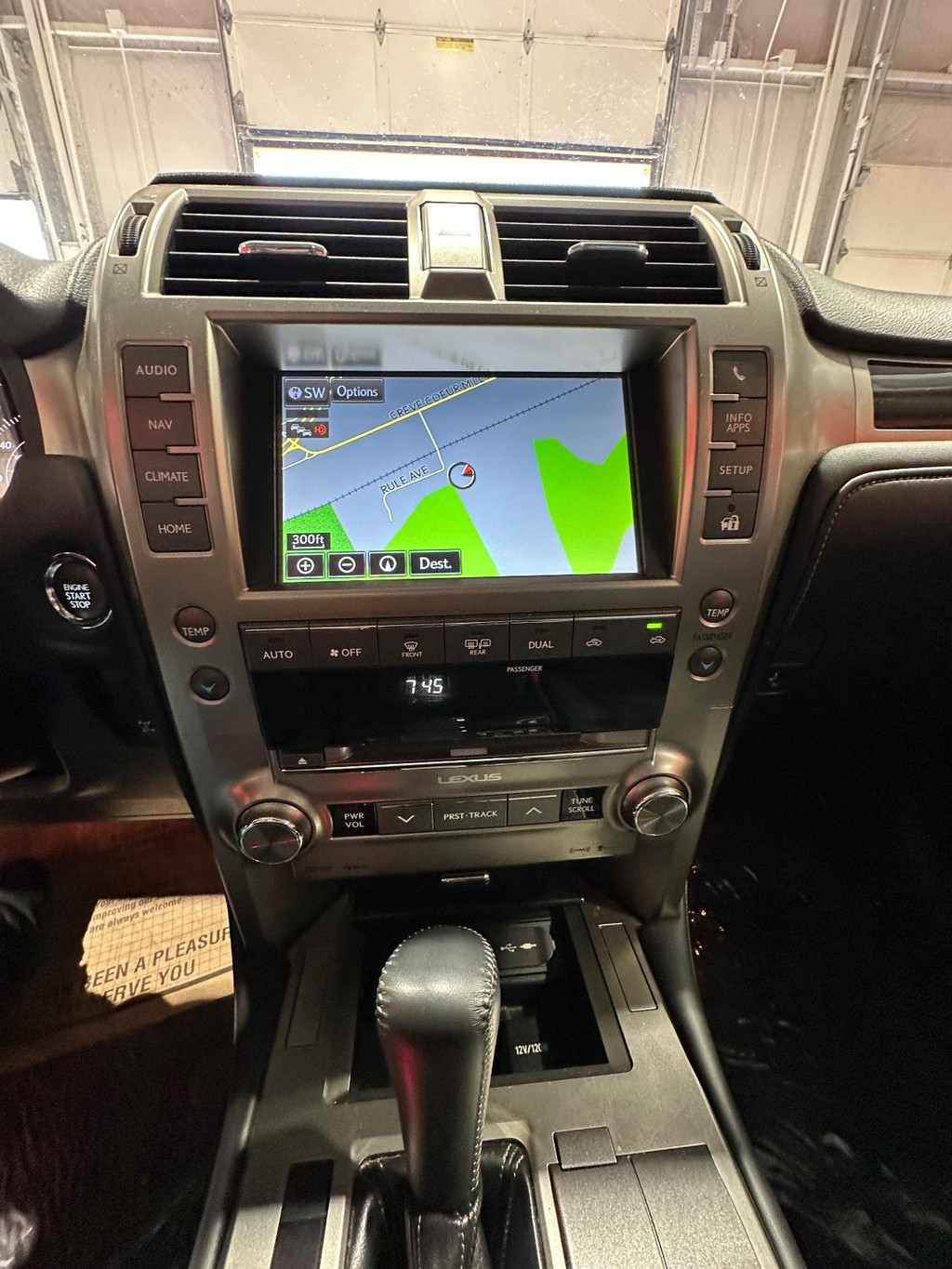 Lexus GX 460 Vehicle Full-screen Gallery Image 24