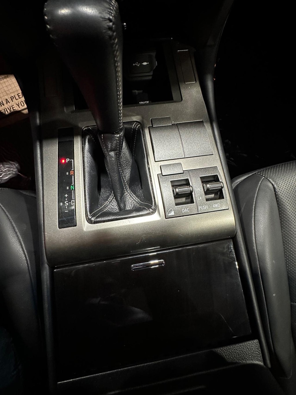 Lexus GX 460 Vehicle Full-screen Gallery Image 25