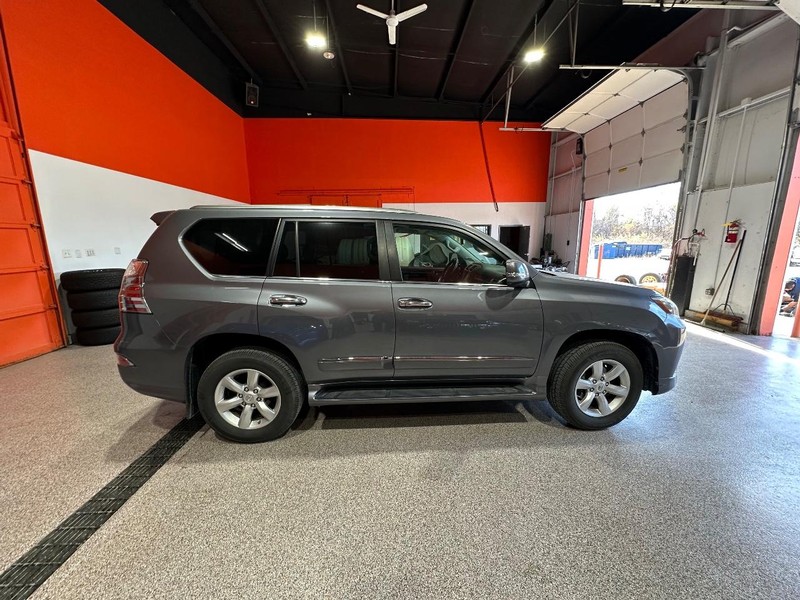 Lexus GX 460 Vehicle Full-screen Gallery Image 4