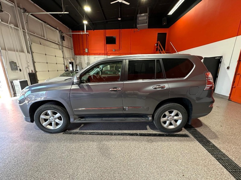 Lexus GX 460 Vehicle Full-screen Gallery Image 6