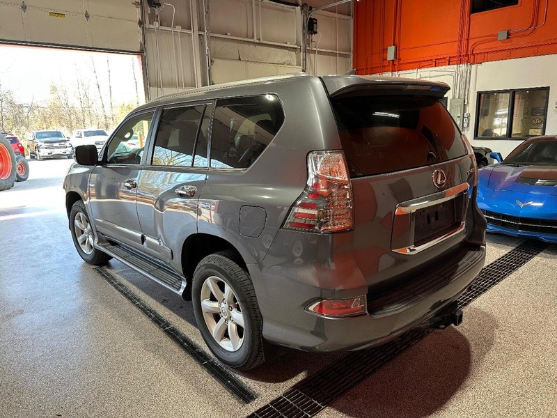 Lexus GX 460 Vehicle Full-screen Gallery Image 7