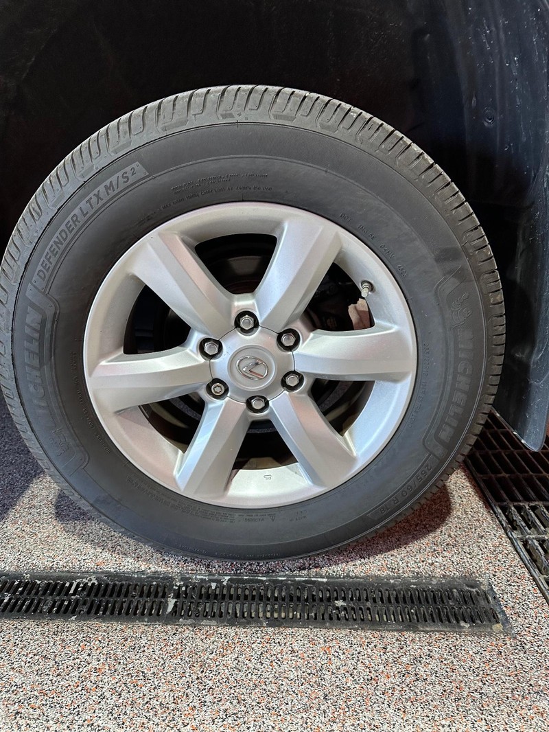 Lexus GX 460 Vehicle Full-screen Gallery Image 8