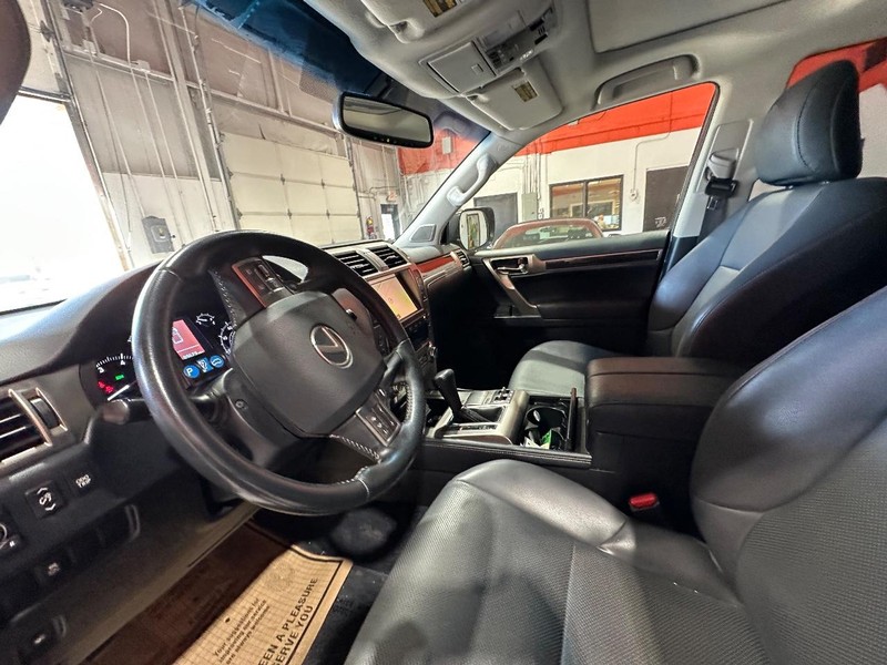 Lexus GX 460 Vehicle Full-screen Gallery Image 15