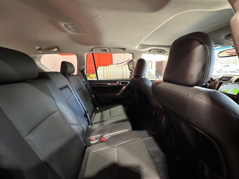 Lexus GX 460 Vehicle Full-screen Gallery Image 17