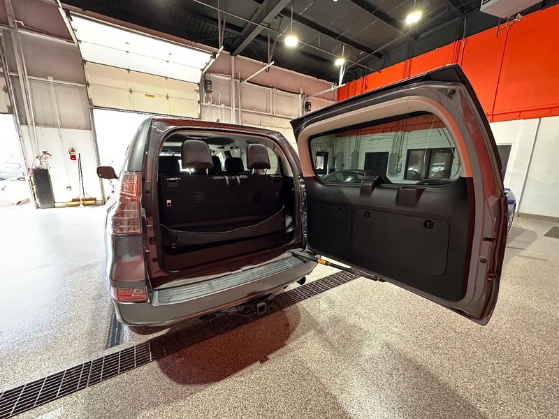 Lexus GX 460 Vehicle Full-screen Gallery Image 21