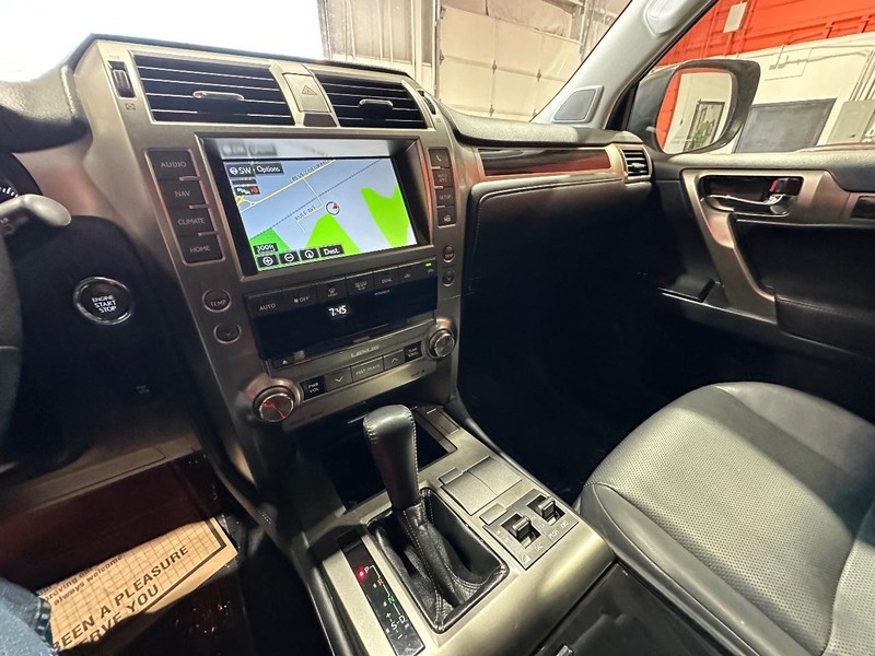 Lexus GX 460 Vehicle Full-screen Gallery Image 23