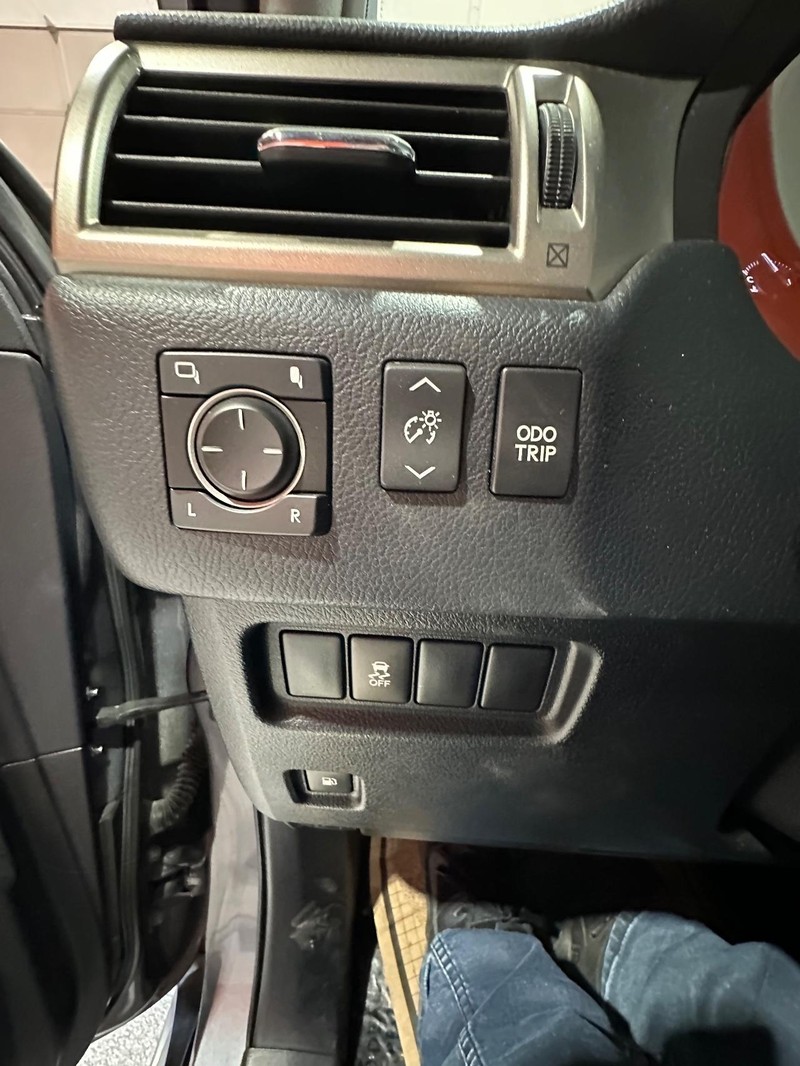 Lexus GX 460 Vehicle Full-screen Gallery Image 26