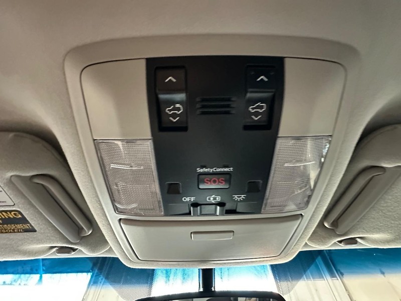 Lexus GX 460 Vehicle Full-screen Gallery Image 27