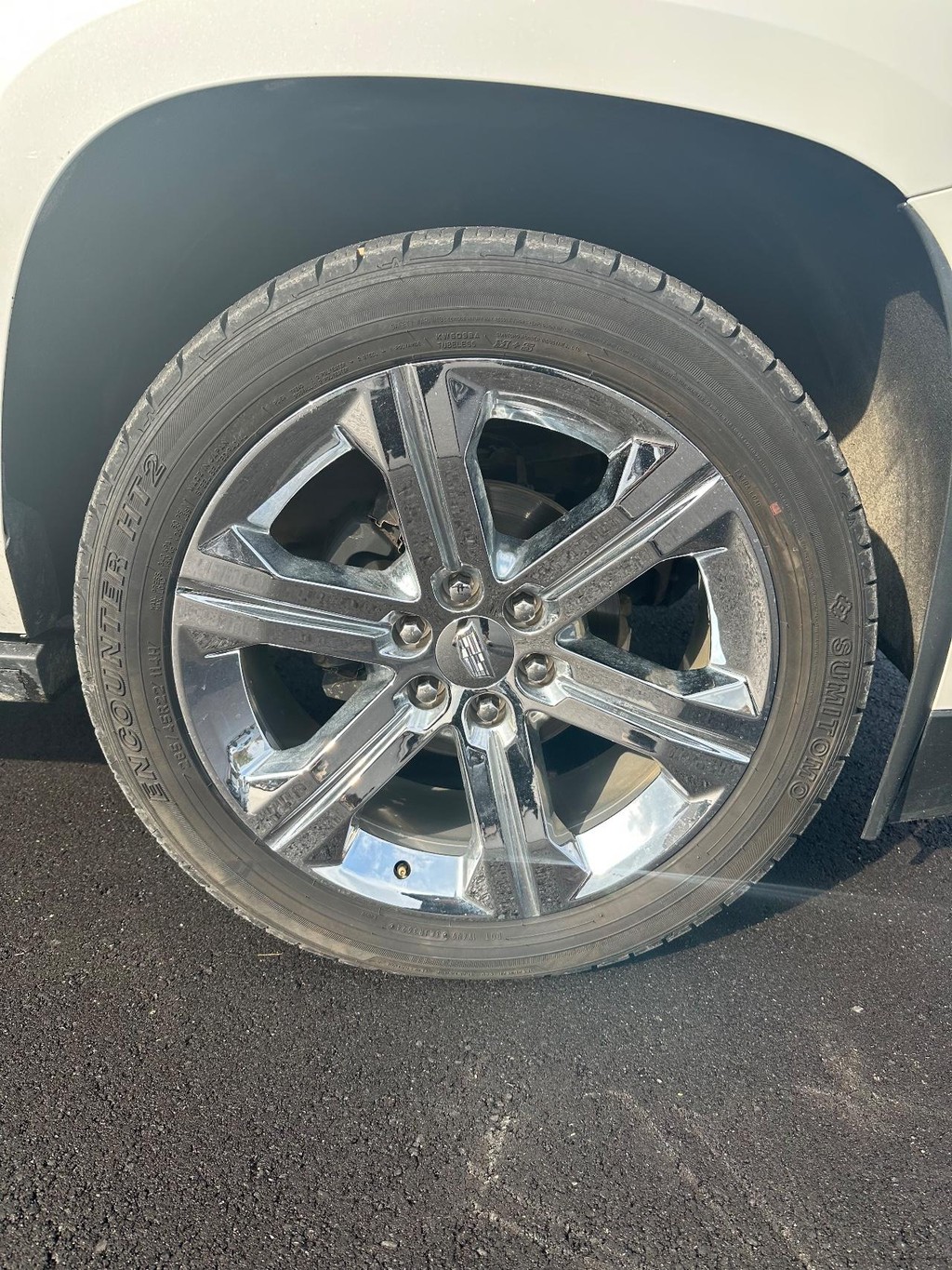 Cadillac Escalade Vehicle Full-screen Gallery Image 17