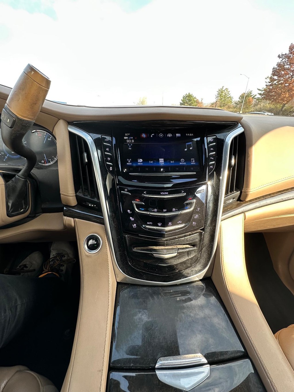 Cadillac Escalade Vehicle Full-screen Gallery Image 20