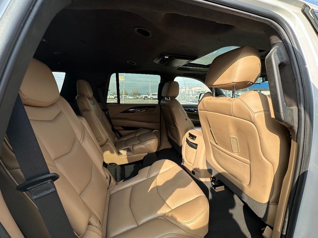 Cadillac Escalade Vehicle Full-screen Gallery Image 21
