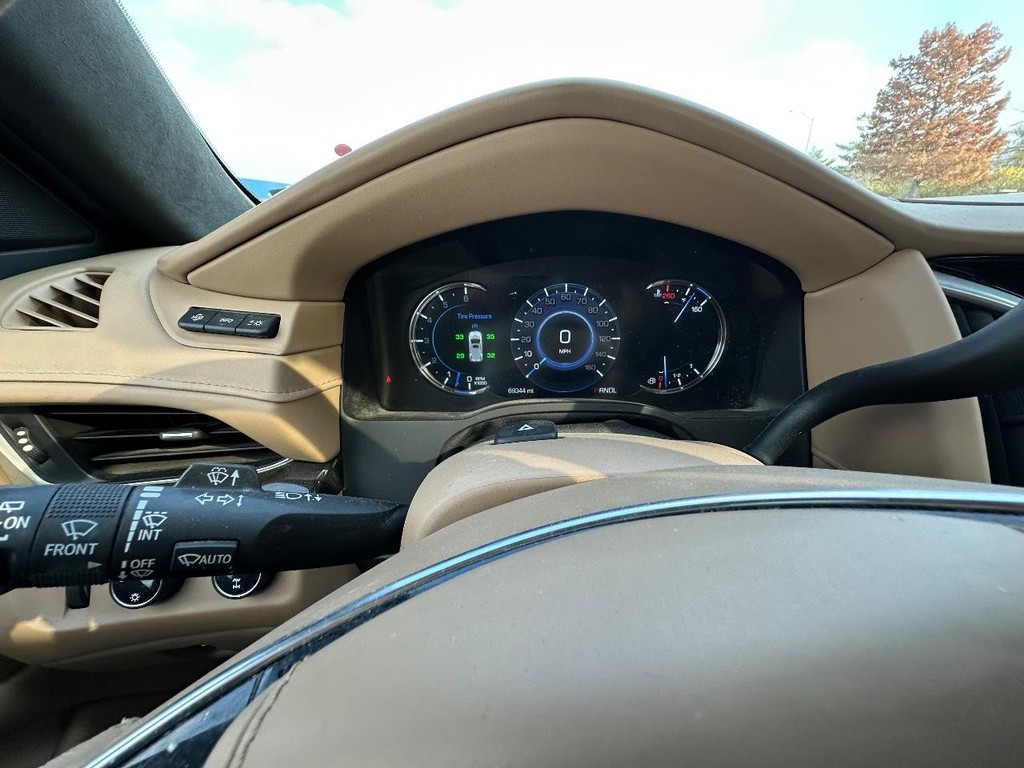 Cadillac Escalade Vehicle Full-screen Gallery Image 23