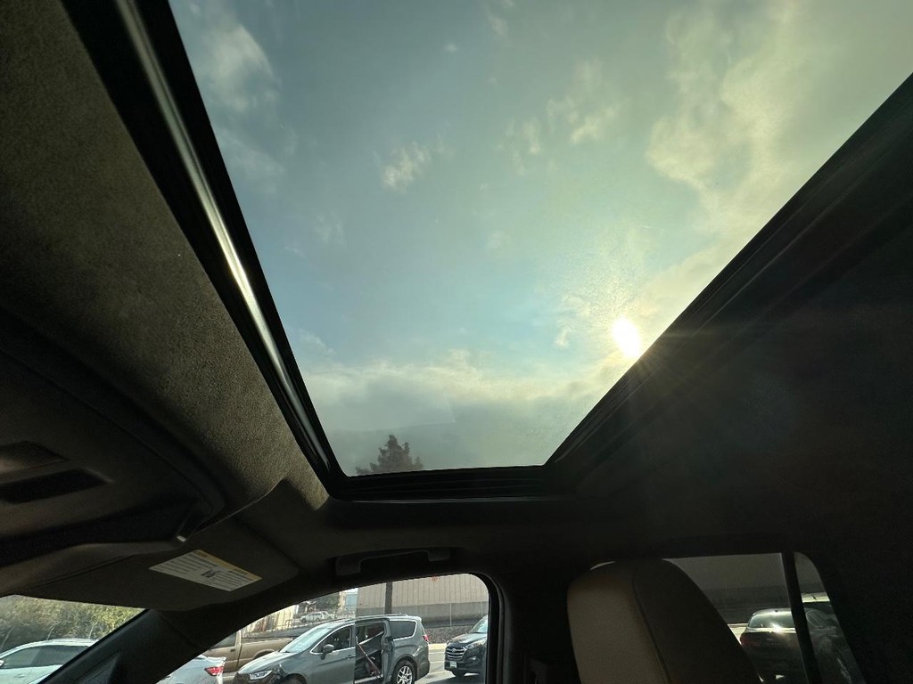 Cadillac Escalade Vehicle Full-screen Gallery Image 24