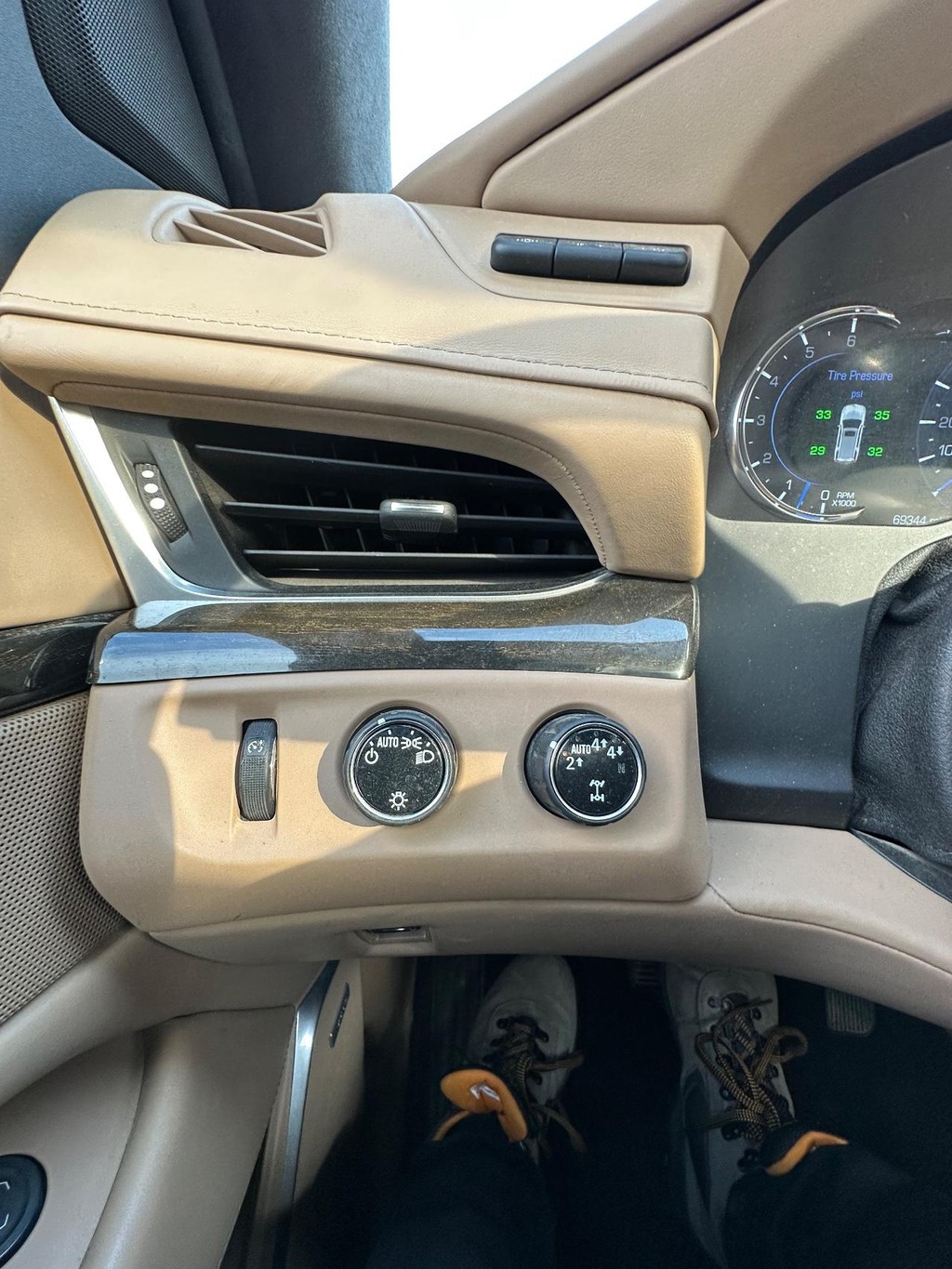 Cadillac Escalade Vehicle Full-screen Gallery Image 25