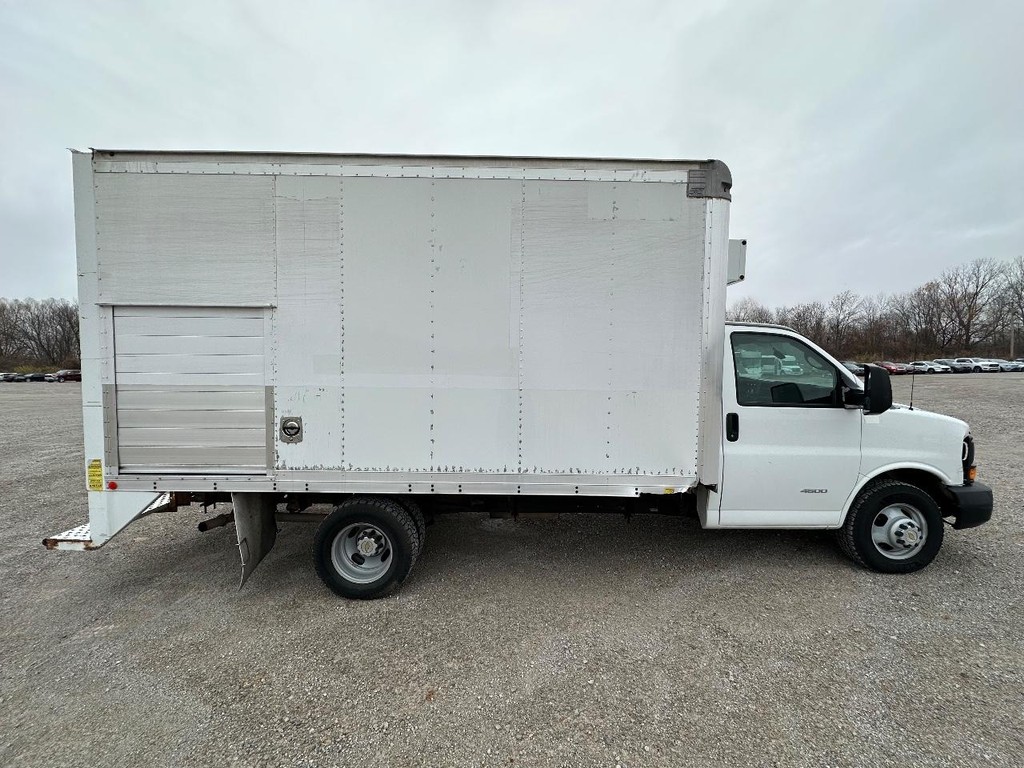 Chevrolet Express Commercial Cutaway Vehicle Full-screen Gallery Image 06