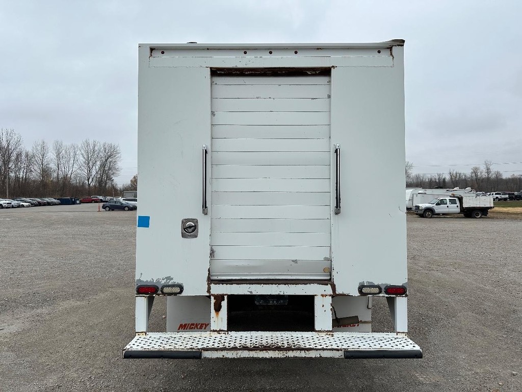 Chevrolet Express Commercial Cutaway Vehicle Full-screen Gallery Image 10