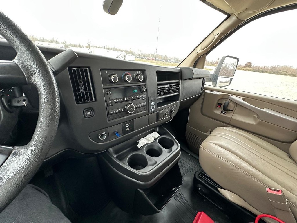 Chevrolet Express Commercial Cutaway Vehicle Full-screen Gallery Image 17