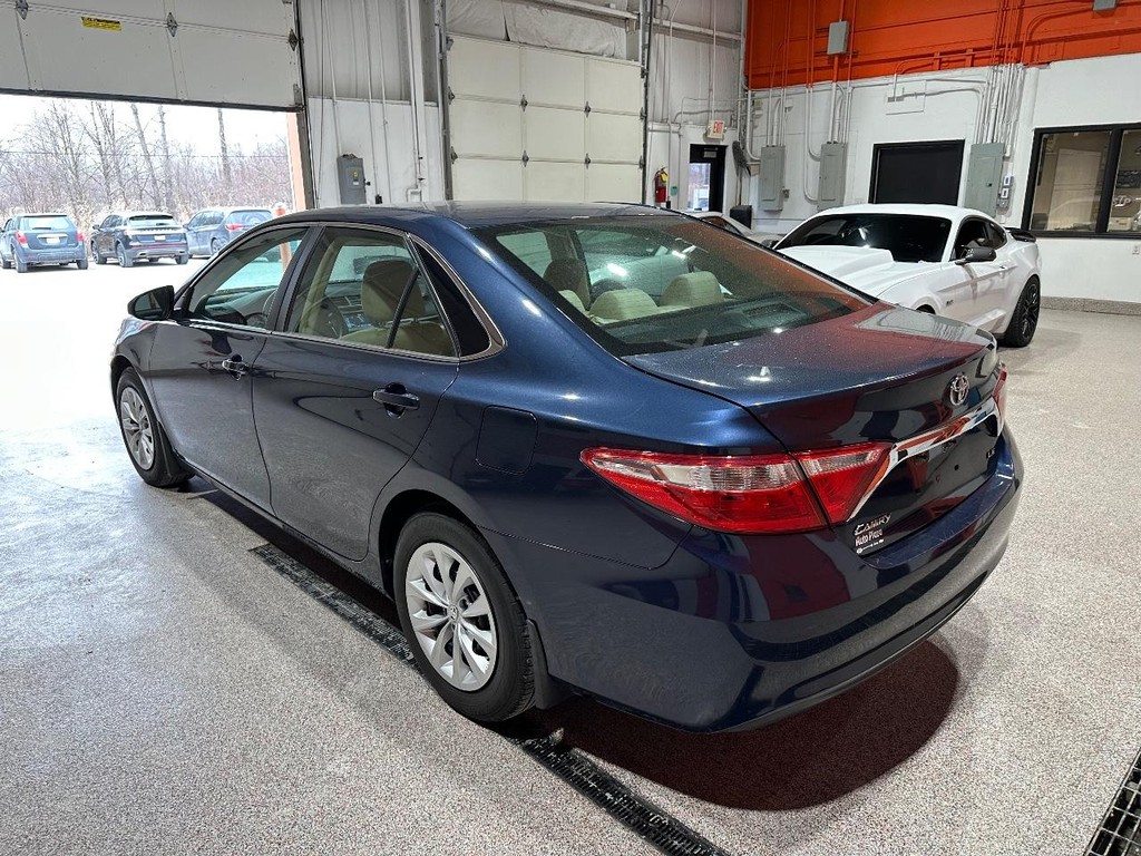 Toyota Camry Vehicle Full-screen Gallery Image 3