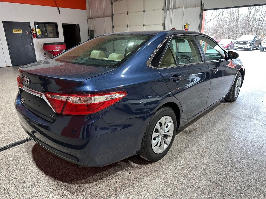 Toyota Camry Vehicle Full-screen Gallery Image 5
