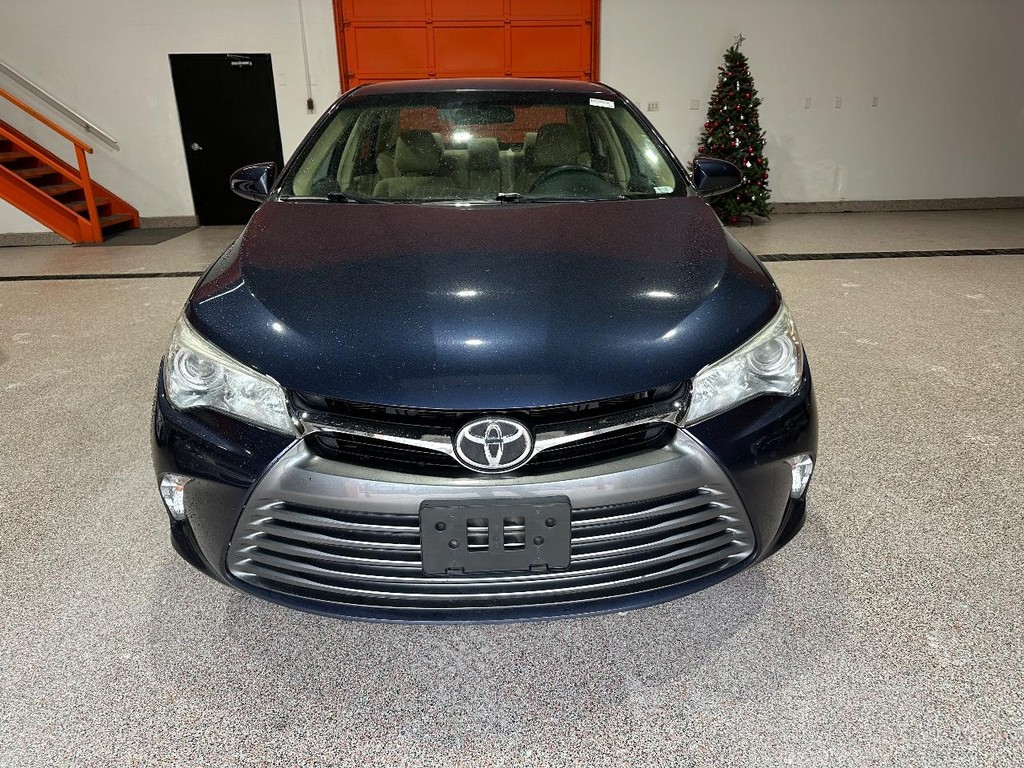 Toyota Camry Vehicle Full-screen Gallery Image 6