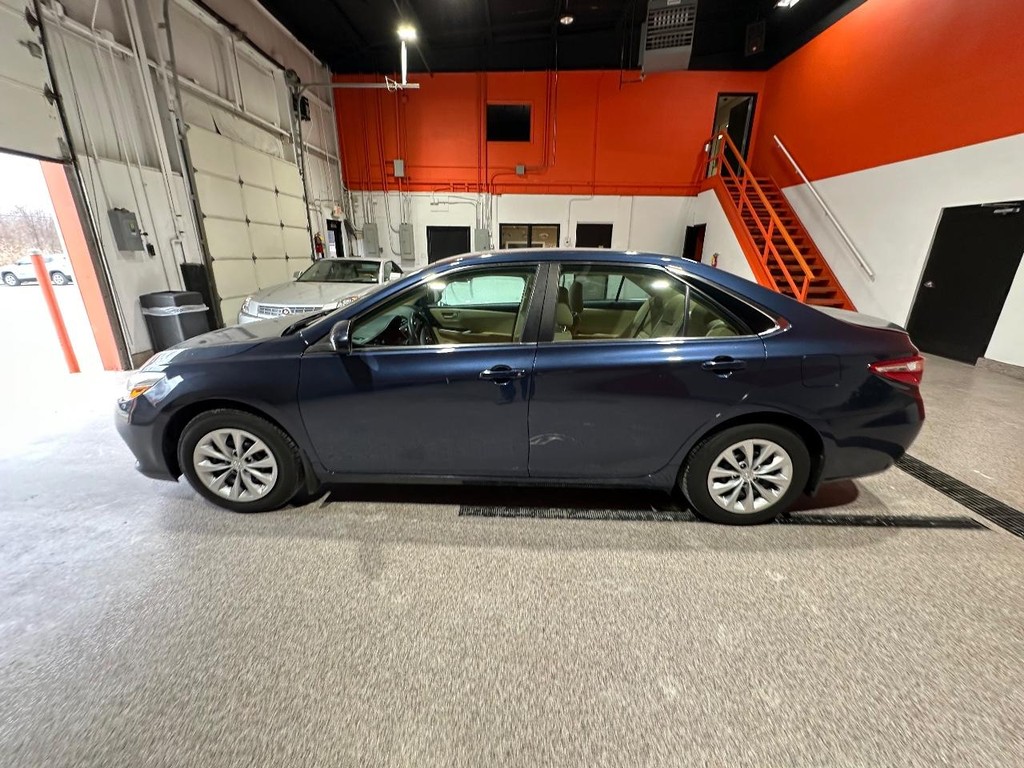 Toyota Camry Vehicle Full-screen Gallery Image 8