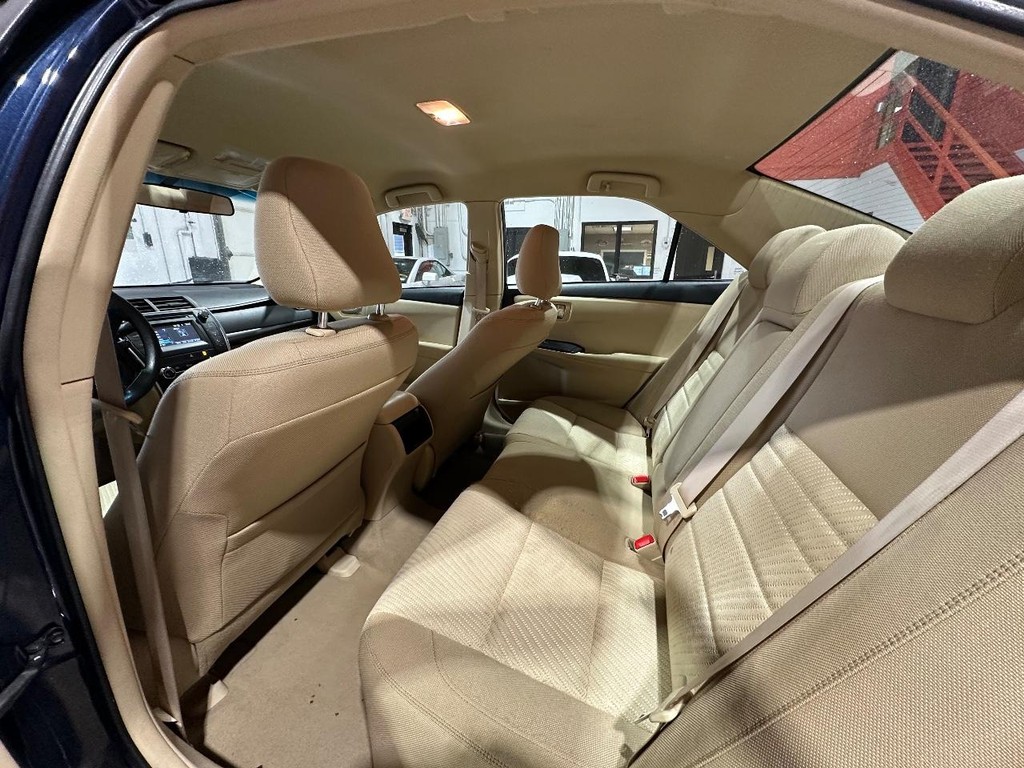 Toyota Camry Vehicle Full-screen Gallery Image 9