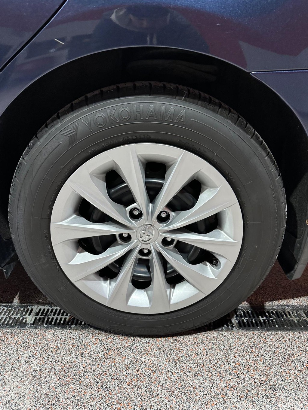 Toyota Camry Vehicle Full-screen Gallery Image 10