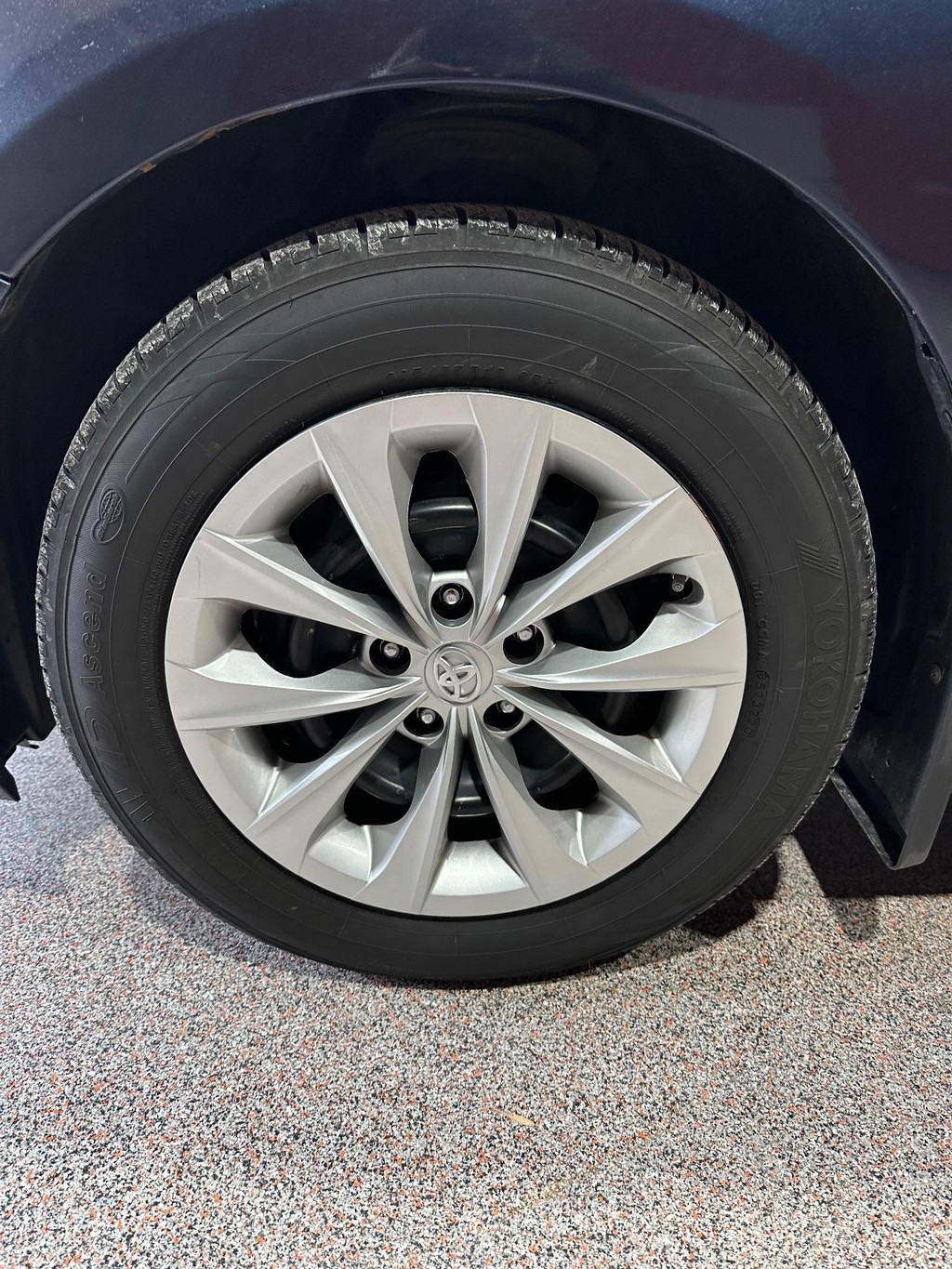 Toyota Camry Vehicle Full-screen Gallery Image 11