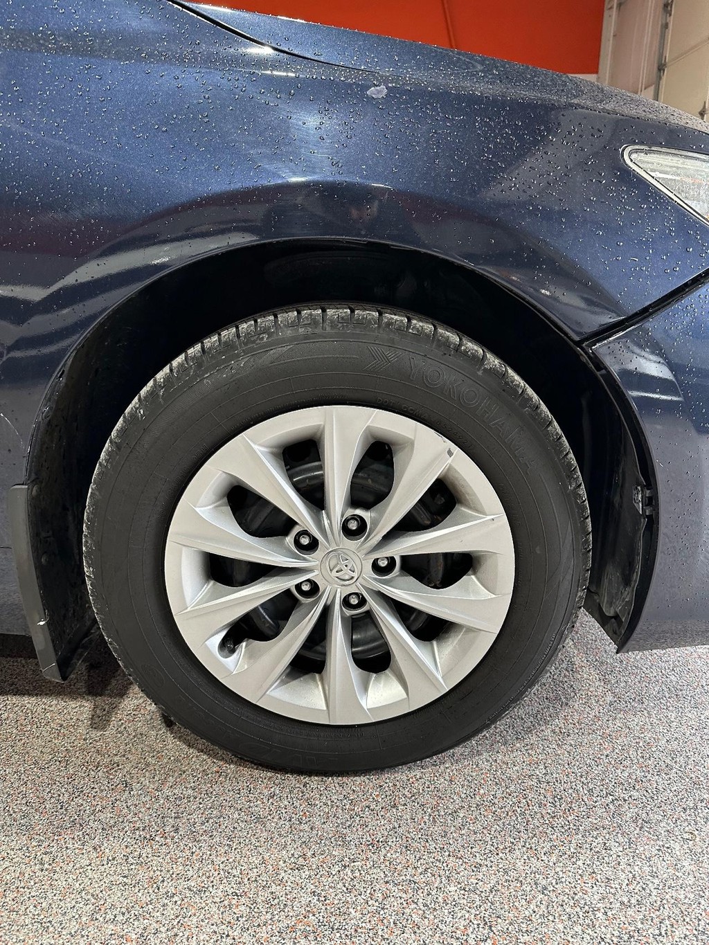 Toyota Camry Vehicle Full-screen Gallery Image 12