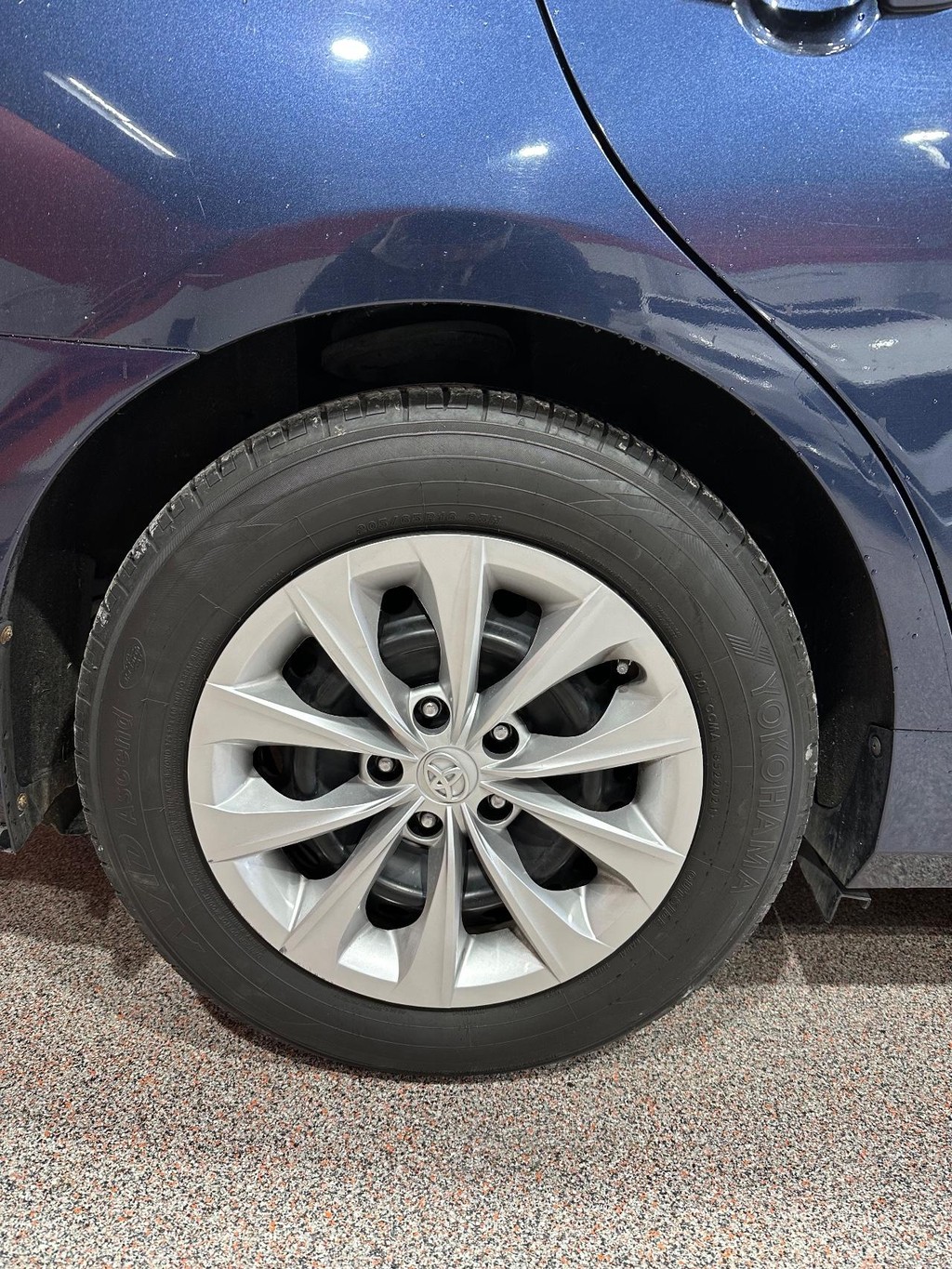 Toyota Camry Vehicle Full-screen Gallery Image 13