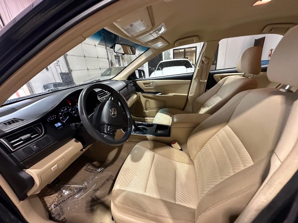 Toyota Camry Vehicle Full-screen Gallery Image 14