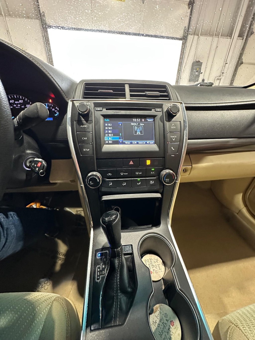 Toyota Camry Vehicle Full-screen Gallery Image 15