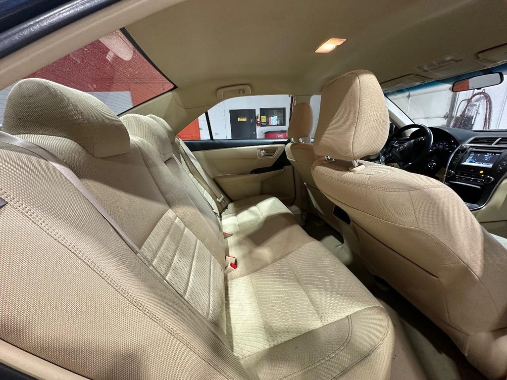 Toyota Camry Vehicle Full-screen Gallery Image 16