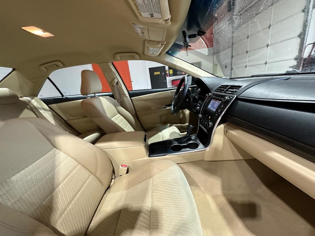 Toyota Camry Vehicle Full-screen Gallery Image 17