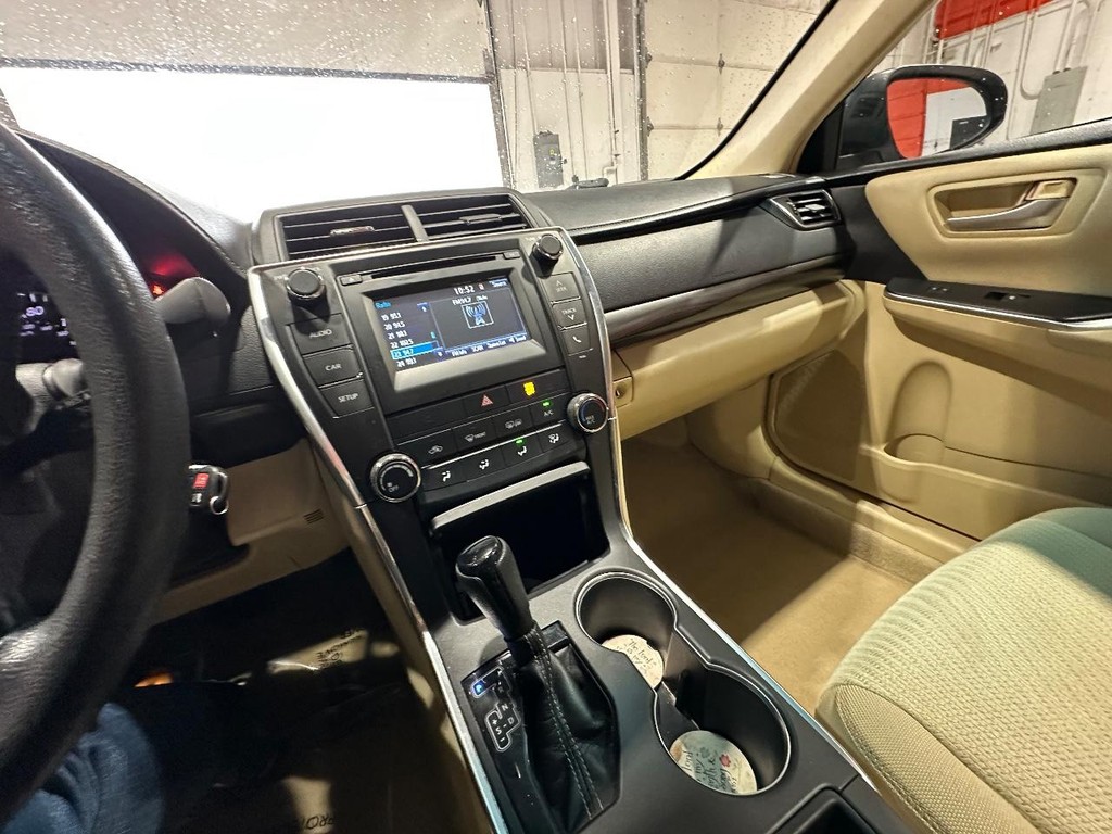 Toyota Camry Vehicle Full-screen Gallery Image 20