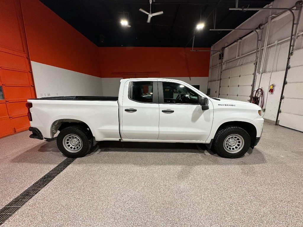 Chevrolet Silverado 1500 Vehicle Full-screen Gallery Image 02