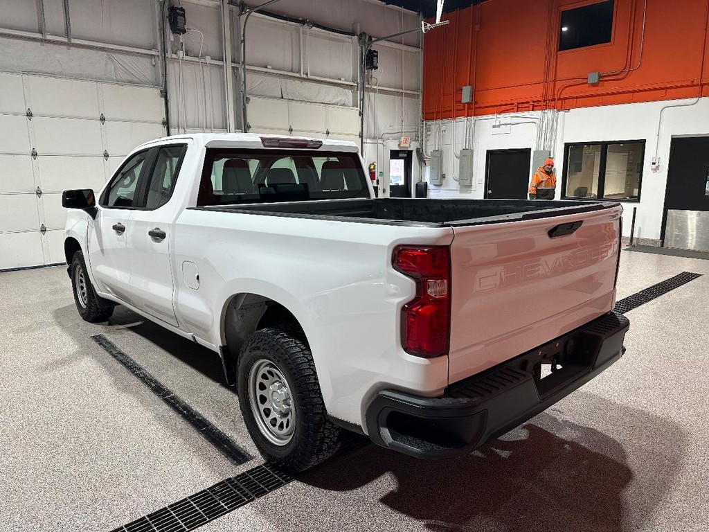 Chevrolet Silverado 1500 Vehicle Full-screen Gallery Image 03