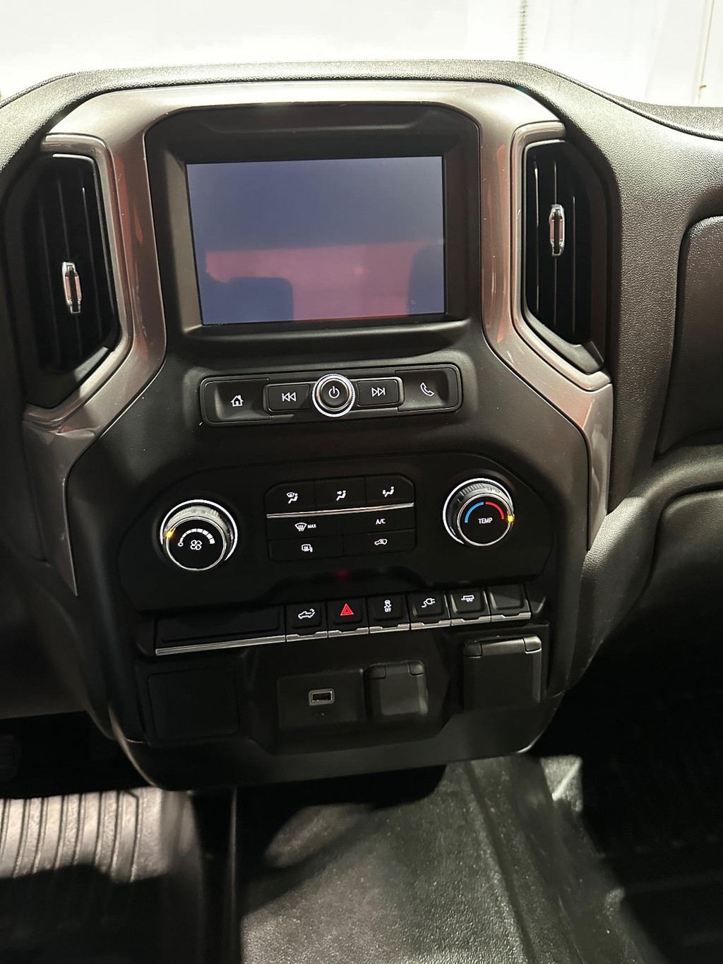 Chevrolet Silverado 1500 Vehicle Full-screen Gallery Image 19