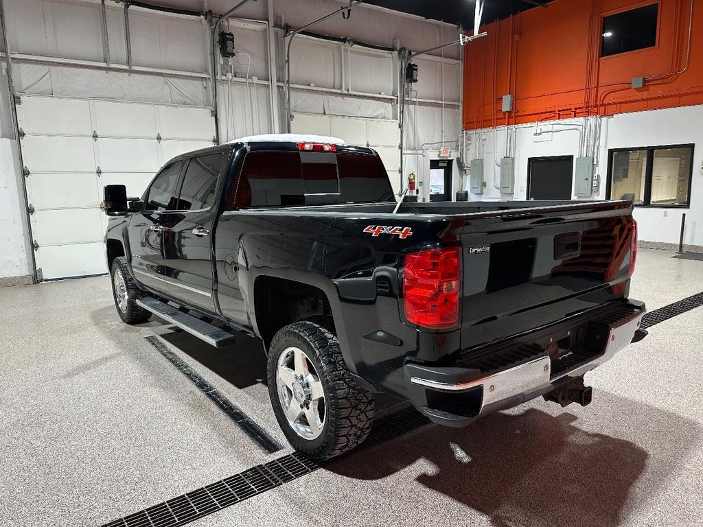 Chevrolet Silverado 2500HD Vehicle Full-screen Gallery Image 05