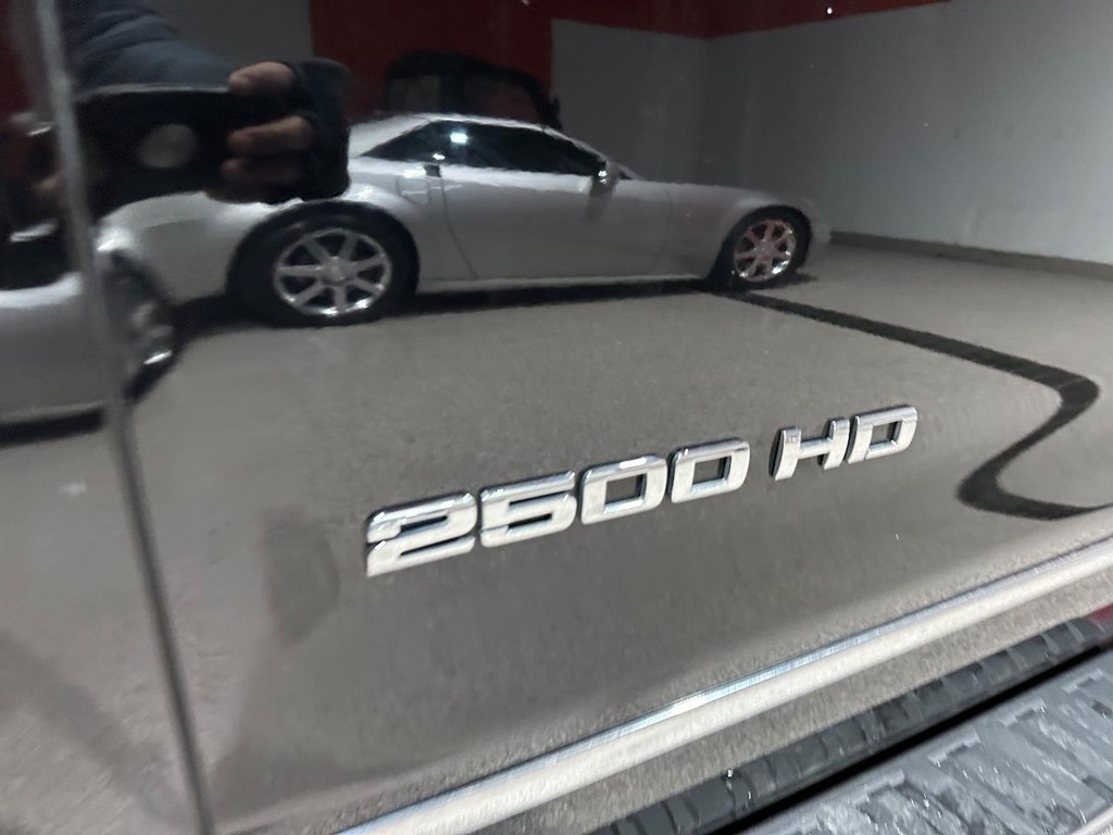 Chevrolet Silverado 2500HD Vehicle Full-screen Gallery Image 12