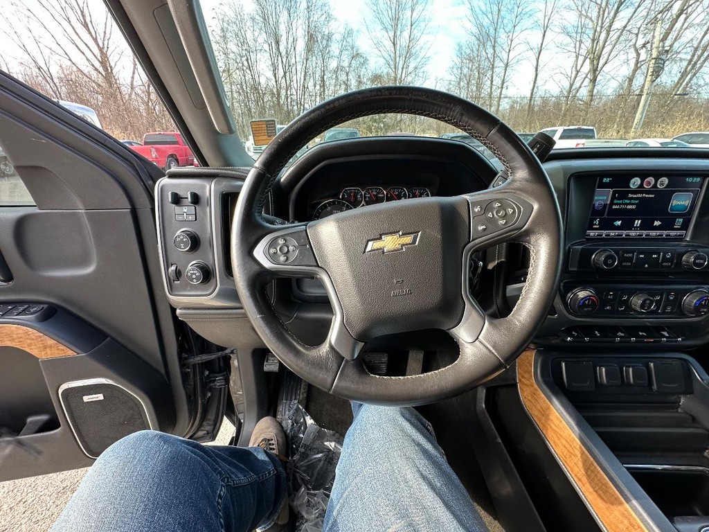 Chevrolet Silverado 2500HD Vehicle Full-screen Gallery Image 24